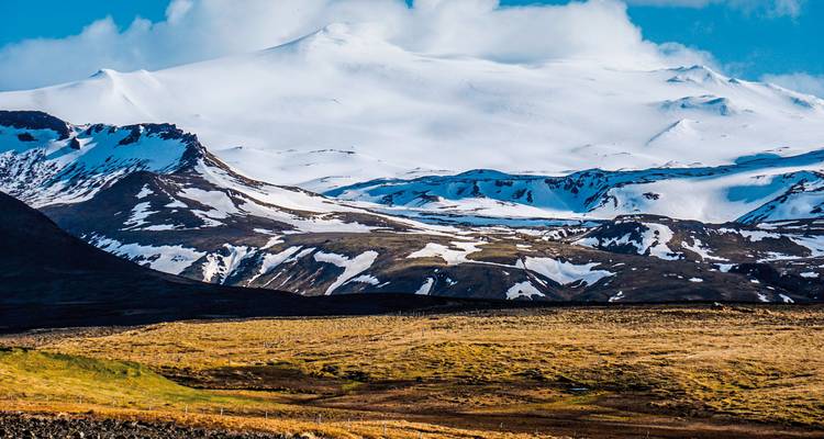 Schneebedeckte Bergkette unter einem klaren Himmel