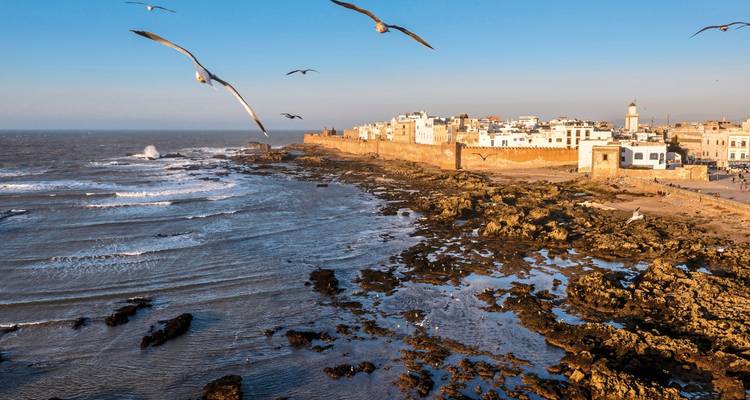 Meeresblick mit historischen Stadtmauern in Essaouira, Marokko.