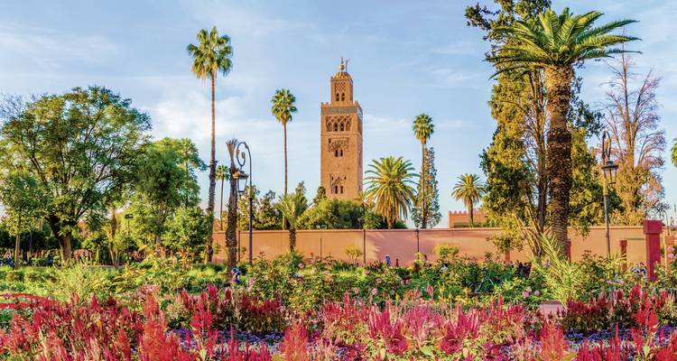 De beaux jardins et la tour de la Koutoubia à Marrakech.