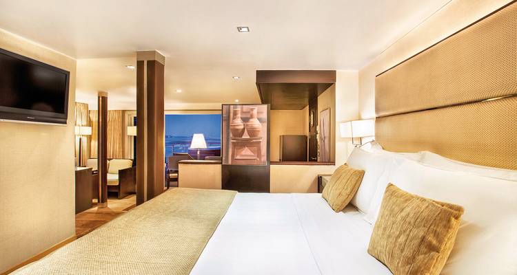 Schlafzimmersuite mit Flussblick auf einem Kreuzfahrtschiff.