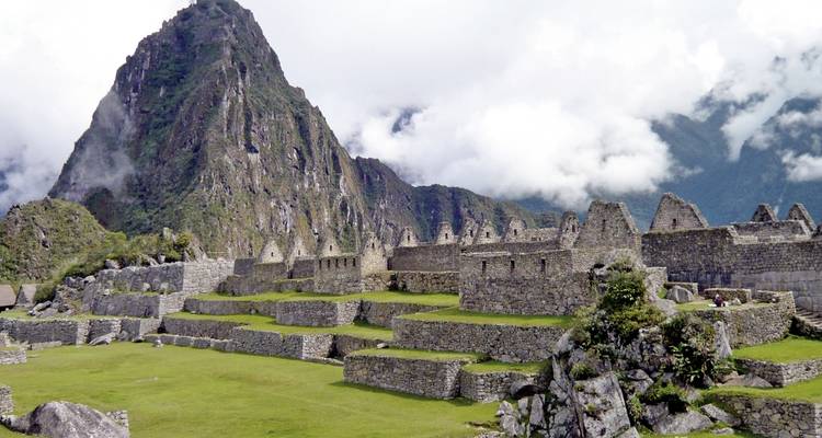 Ikonischer Berg und antike Ruinen an einem bewölkten Tag.