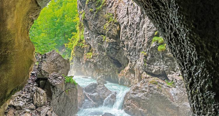 Een uitzicht op een rivier die door een rotsachtige kloof stroomt.