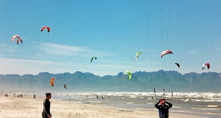 Des kitesurfeurs profitant d'une journée venteuse sur la plage du Cap.