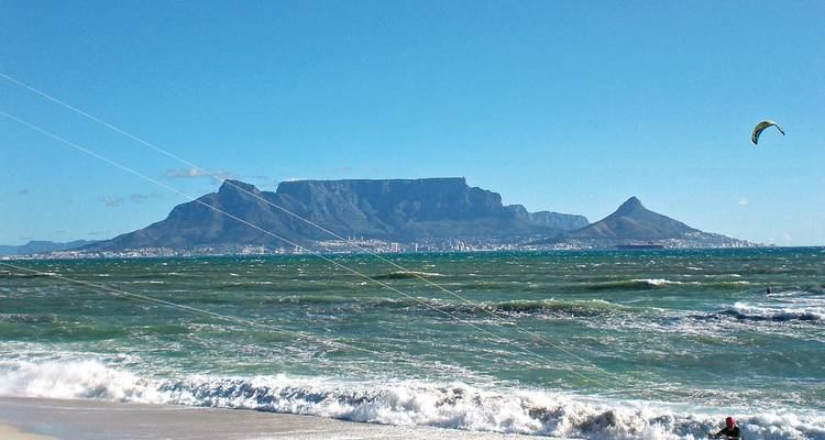 Vue de la Montagne de la Table depuis l'autre côté de l'eau au Cap.