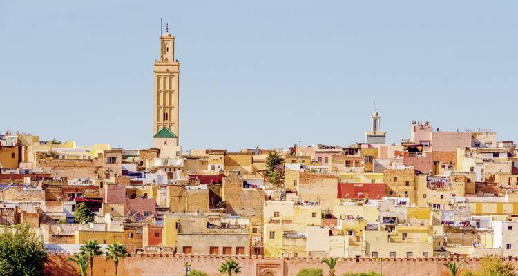 Stadsgezicht met traditionele Marokkaanse architectuur en een minaret.