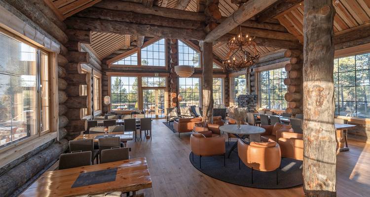 Geräumiges Blockhaus-Interieur mit rustikaler Dekoration.
