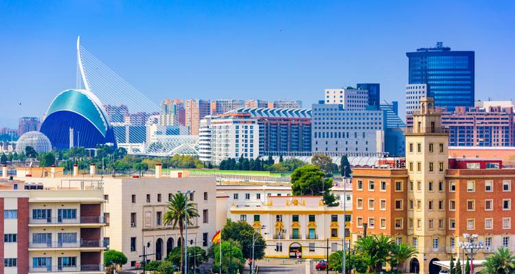 Panoramisch uitzicht op het stadslandschap van Valencia met moderne architectuur.