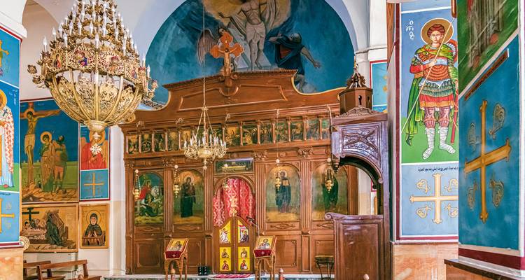 Innenraum einer geschmückten Kirche mit Ikonen.
