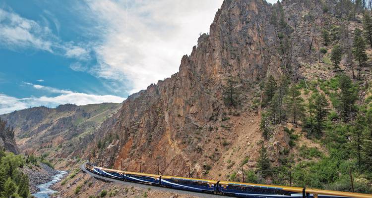 Train traversant un paysage montagneux rocheux.