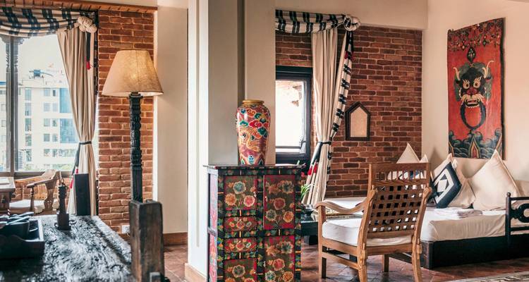 Ein wunderschön dekorierter Raum mit Ziegelwänden und traditionellen Ornamenten.