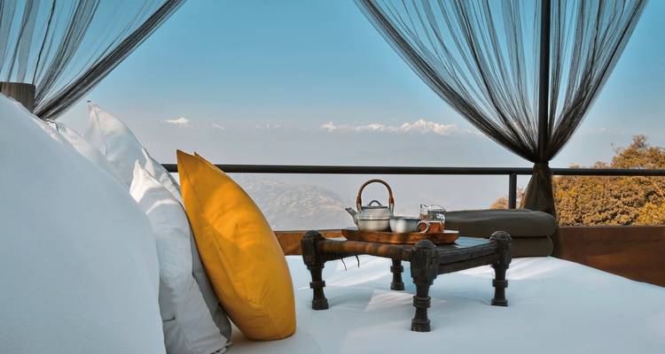 Malerischer Ausblick von einem offenen Loungebereich mit einem Bett mit durchsichtigen Vorhängen.