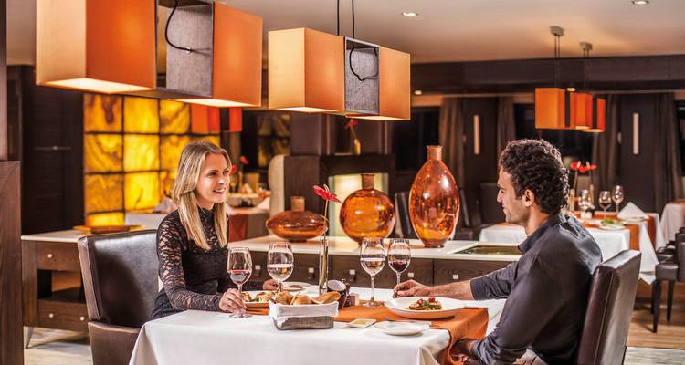 Pareja cenando elegantemente en un restaurante de crucero.