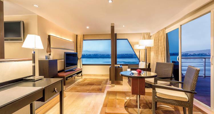 Suite lujosa con grandes ventanales con vista al agua.