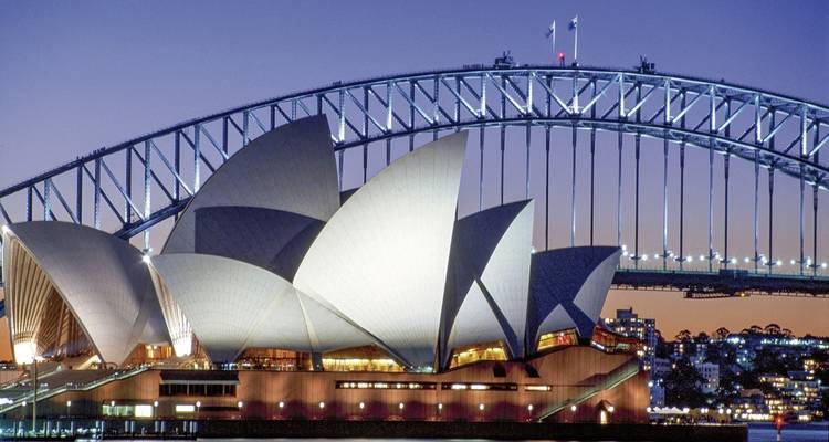 Casa de la Ópera de Sídney y Puente del Puerto al atardecer.