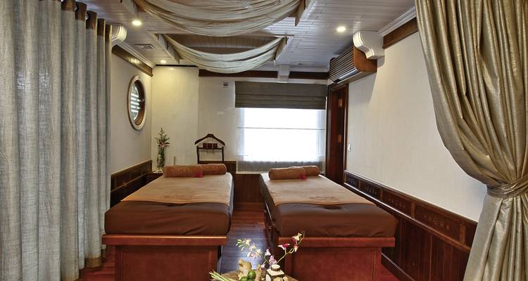 Intérieur d'une salle de spa avec deux tables de massage.