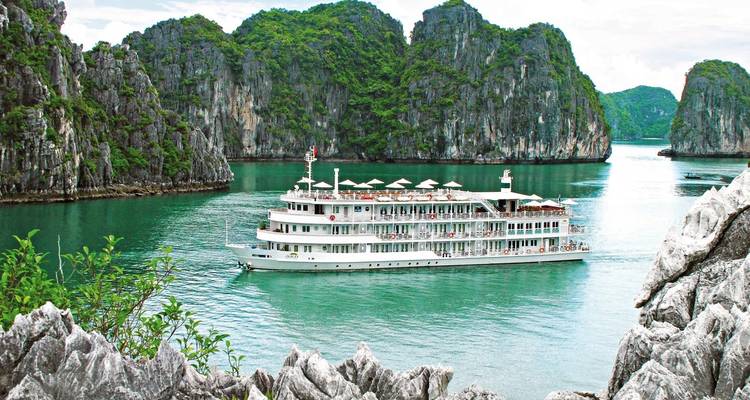 Grand navire de croisière naviguant dans la baie d'Halong.
