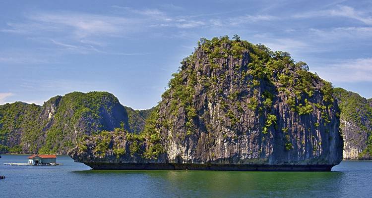Un karst calcaire isolé dans la baie d'Halong.