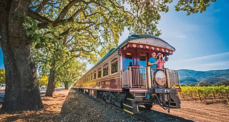 Tren vintage en las vías con pasajeros a bordo