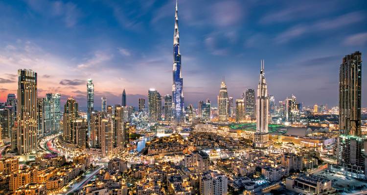 Nachtansicht der Skyline von Dubai mit dem Burj Khalifa.