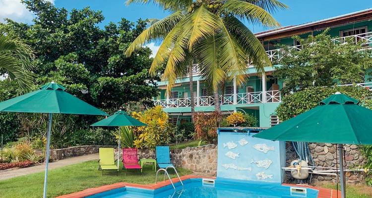 Tropisch resort met een zwembad en kleurrijke ligbedden.