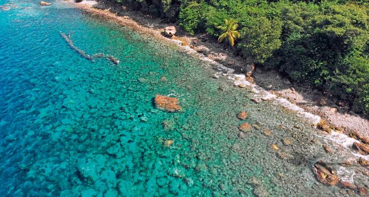 Côte rocheuse avec des eaux bleues et transparentes.