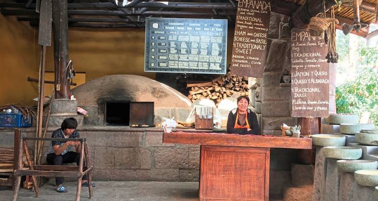 Traditionelle Bäckerei mit einem Holzbackofen im Freien.