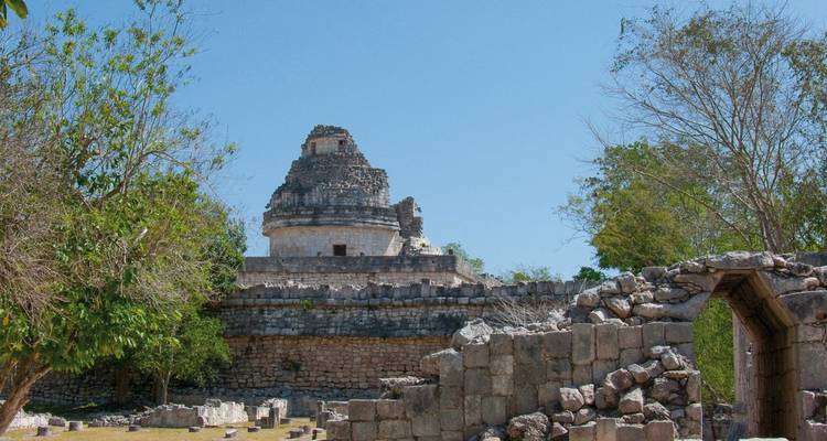 Structure d'observatoire ancien dans un site de ruines.