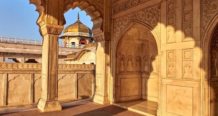 Verzierter Außenkorridor mit Bögen und Kuppeln an einer historischen Stätte.