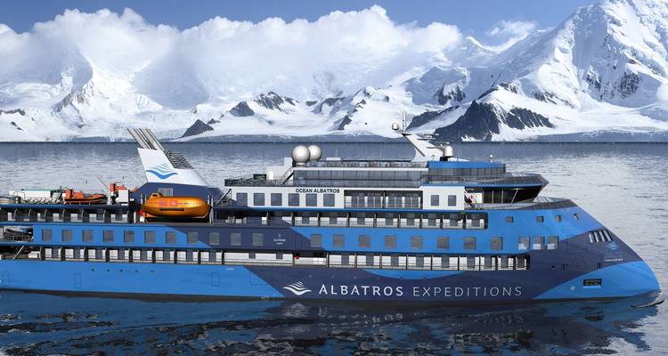 Navire de croisière d'expédition bleu naviguant devant des pics enneigés imposants et des glaciers.