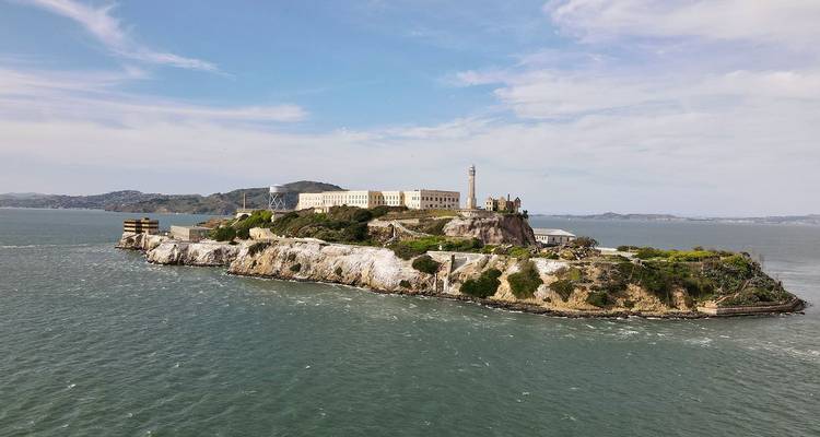 El complejo de la prisión de la isla de Alcatraz aislada se encuentra en la bahía de San Francisco rodeado de agua agitada.
