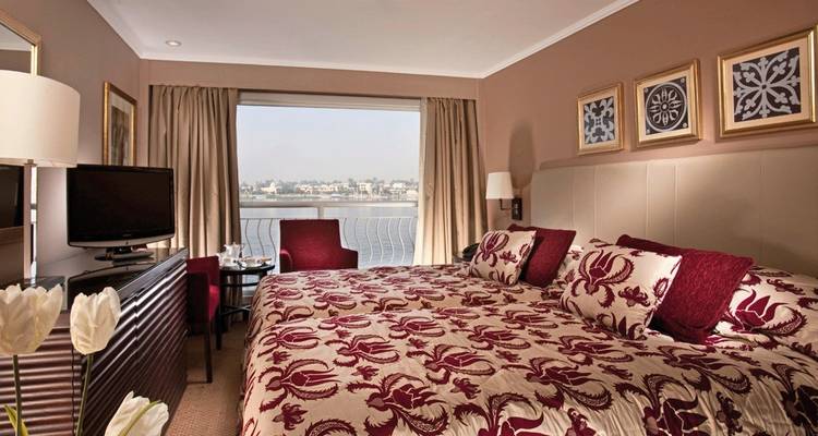 Luxuriöses Schlafzimmer mit modernem Design mit Blick auf einen Fluss.