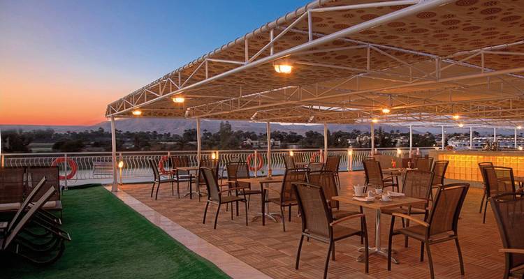 Ein Sonnenuntergangsblick von einem Dachdiningbereich mit Blick auf den Nil.