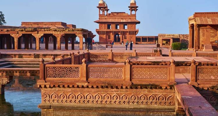 Historischer Komplex mit kunstvoller Steinarchitektur.