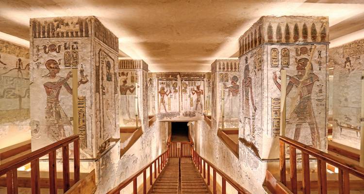 Grabkammerinnenraum mit lebendigen Hieroglyphen.