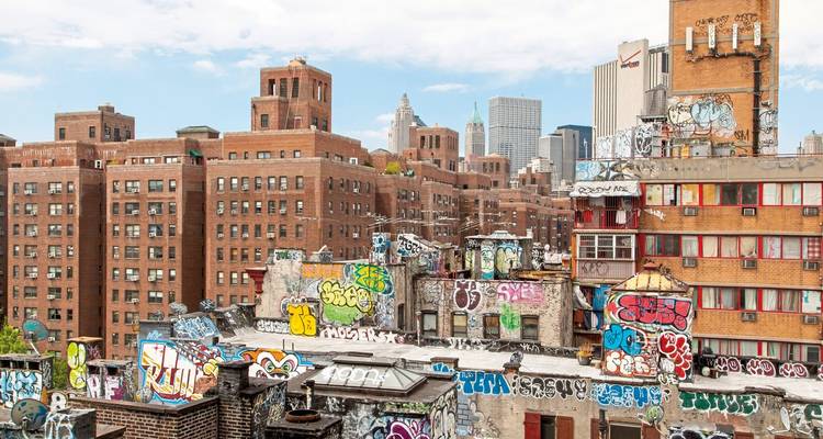 Toits couverts de graffitis dans une ville avec des gratte-ciel.