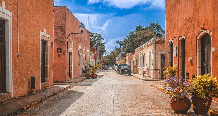 Charmante Straße mit historischen Gebäuden und geparkten Autos.