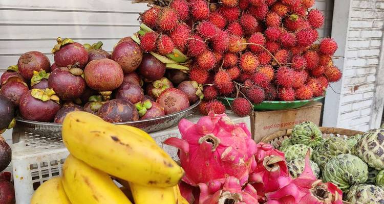 Verschiedene tropische Früchte, die auf einem Markt ausgestellt sind.