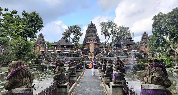 Prunkvoller Tempel mit kunstvollen Details und üppiger Umgebung.
