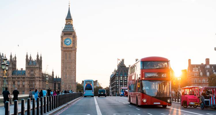 Dubbeldekkersbus op Westminster Bridge met Big Ben.