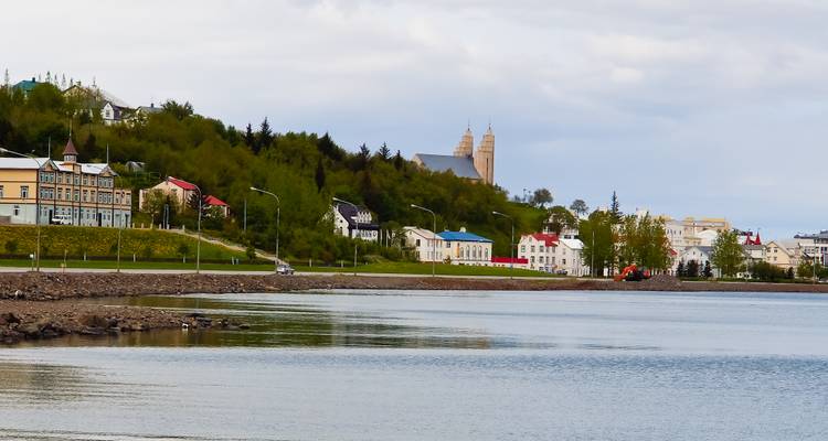 Uitzicht op kustplaats met een kerk op de achtergrond.