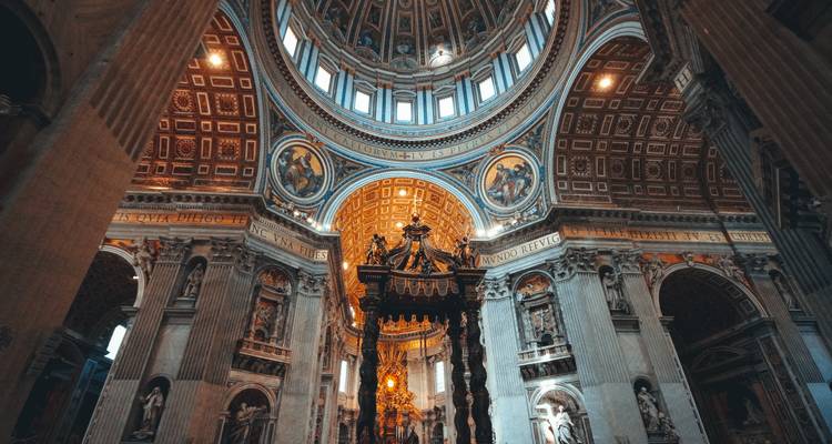 Interior ornamentado de una gran catedral con obras de arte detalladas.