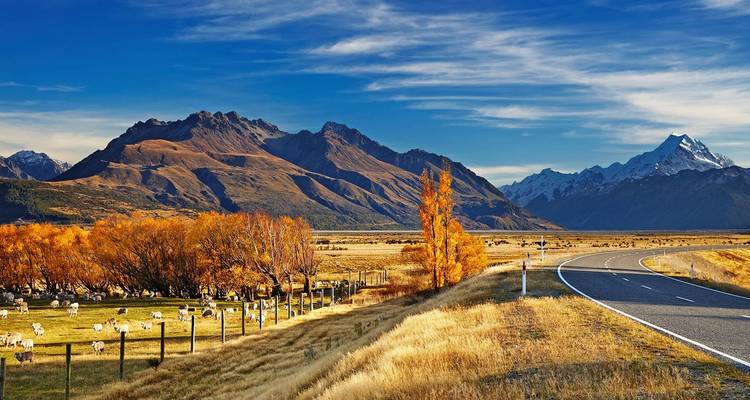 Malerische Aussicht auf eine neuseeländische Landschaft mit Bergen und Straße.