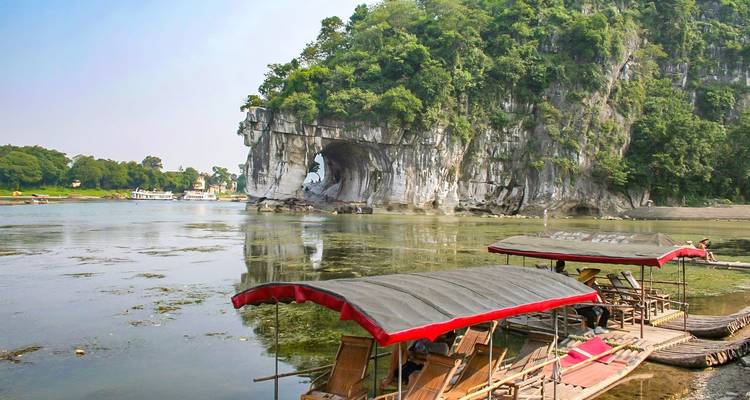 Elefantenrüsselberg mit Booten auf dem Fluss.