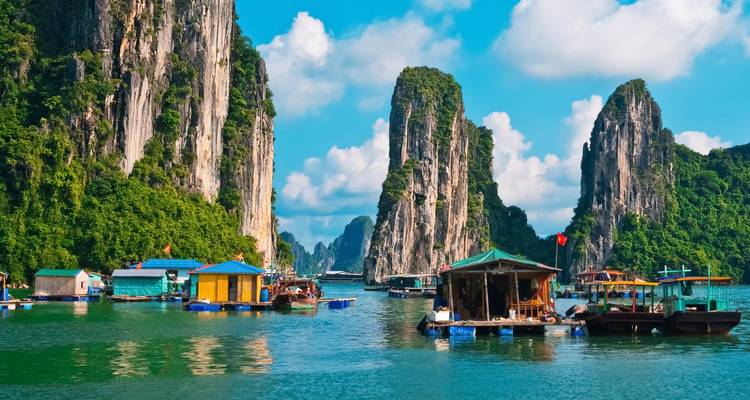 Schwimmendes Dorf zwischen Kalksteinkarst in einer malerischen Bucht.