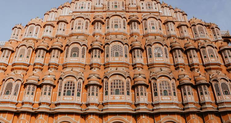 Nahaufnahme des Hawa Mahal mit seinen zahlreichen Fenstern in Jaipur, Indien.