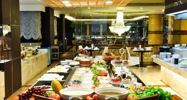 Luxuriöser Buffetbereich mit eleganter Dekoration und Kronleuchter.