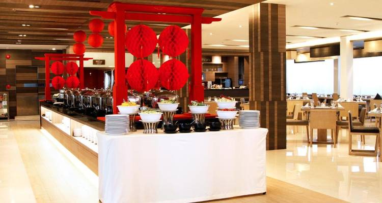 Essbereich mit roter Dekoration und moderner Einrichtung.