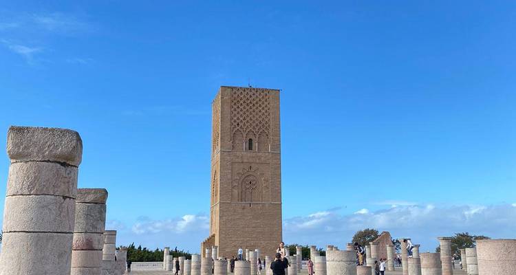 Hassan-Turm, der sich über Reihen von Steinsäulen an einem strahlend blauen Himmelstag in Rabat erhebt.