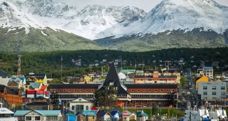 La ville colorée d'Ushuaia s'étend au pied de montagnes dramatiques aux pics enneigés.