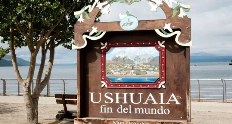 Le panneau en bois « Ushuaia fin del mundo » se dresse le long de la promenade en bord de mer.